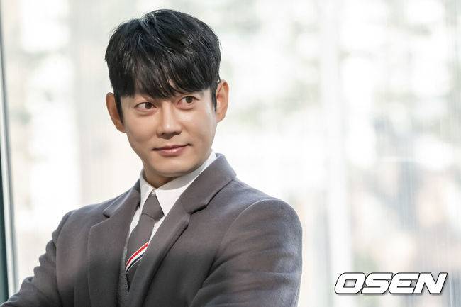 [OSEN=최규한 기자] 가수 테이가 지난 19일 오후 서울 예림당아트홀에서 열린 ‘테이의 브레이크타임’ 공개방송을 앞두고 OSEN과 인터뷰를 가졌다. 포즈를 취하고 있는 테이.지난 7월 첫 방송된 ‘테이의 브레이크타임’은 전국 외식업 자영업자들의 사연을 소개하고 함께 고민을 나누는 라디오 프로그램으로, 햄버거 가게를 운영하는 요식업 CEO이자 가수 테이가 DJ를 맡았다. 2022.12.21 / dreamer@osen.co.kr