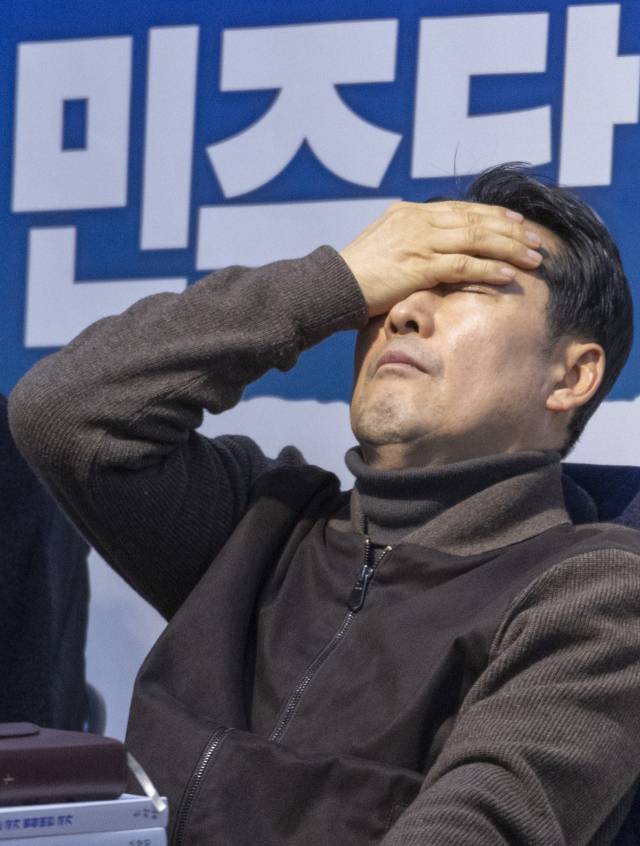 ▲2차종합특검법 처리에 반대해 단식중인 국민의힘 장동혁 대표가 16일 국회에서 열린 2026년 1월 임시회 1차 본회의에서 2차 종합특검법이 민주당 주도로 통과된 뒤 깊은 생각에 잠겨 있다. ⓒ연합뉴스