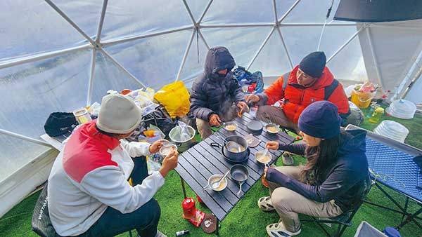 오지탐사대 티베트 팀의 조식. 다양하게 준비했지만, 누룽지만 먹게 됐다고 한다.