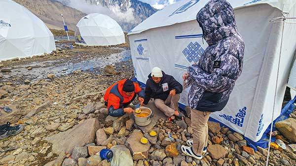배식 중인 이동윤 대원.