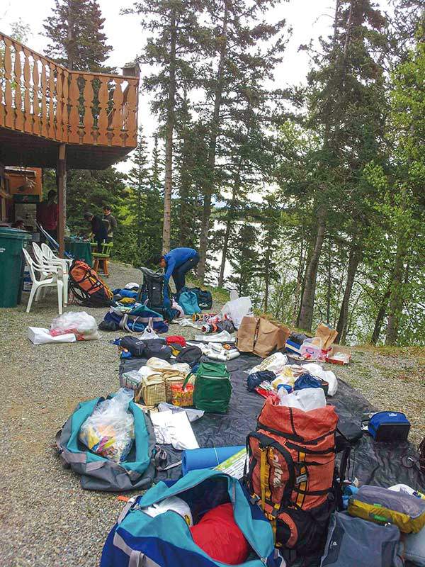 이경미 대원이 참고 중인 경상대산악회 데날리 원정보고서 중 식사 사진과 식량 짐 전체 사진.