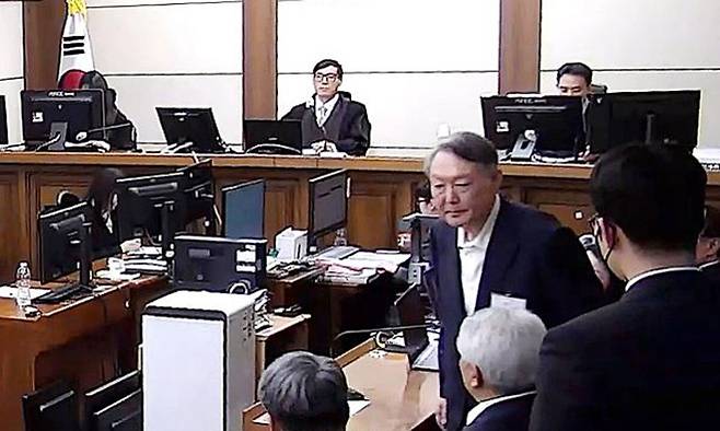 윤석열 전 대통령이 16일 서초구 서울중앙지방법원에서 열린 특수공무집행방해, 범인도피교사, 직권남용 권리행사방해 혐의 등 사건에 대한 1심 선고 공판에서 징역 5년을 선고받은 뒤 법정을 나서고 있다. 서울중앙지법 제공