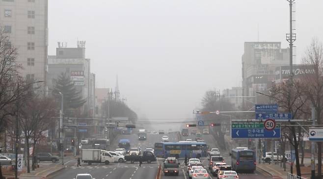 짙은 안개와 함께 전국 곳곳의 초미세먼지 농도가 나쁨 수준을 보인 16일 오전 인천 남동구 구월동에서 바라본 도심이 뿌옇게 보이고 있다. 뉴시스