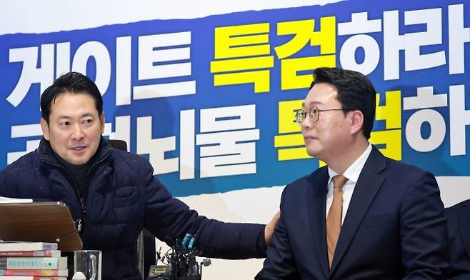 대화하는 국민의힘 장동혁 대표와 개혁신당 천하람 원내대표 - 통일교의 정치권 로비 의혹, 공천헌금 의혹과 관련한 특검법 수용을 촉구하며 단식 농성하고 있는 국민의힘 장동혁 대표(왼쪽)가 16일 국회에서 2차 종합특검법안 반대 필리버스터를 마치고 로텐더홀 농성장을 방문한 개혁신당 천하람 원내대표와 대화하고 있다. 연합뉴스