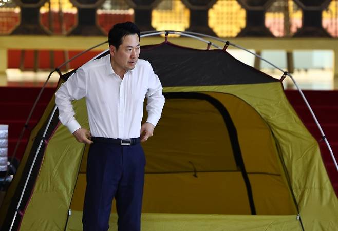 텐트에서 나오는 장동혁 대표 - ‘민주당의 공천 뇌물·통일교 게이트 특검 수용’ 촉구 단식농성 중인 장동혁 국민의힘 대표가 16일 오전 서울 여의도 국회 로텐더홀 농성장에 마련된 텐트에서 나오고 있다. 뉴시스