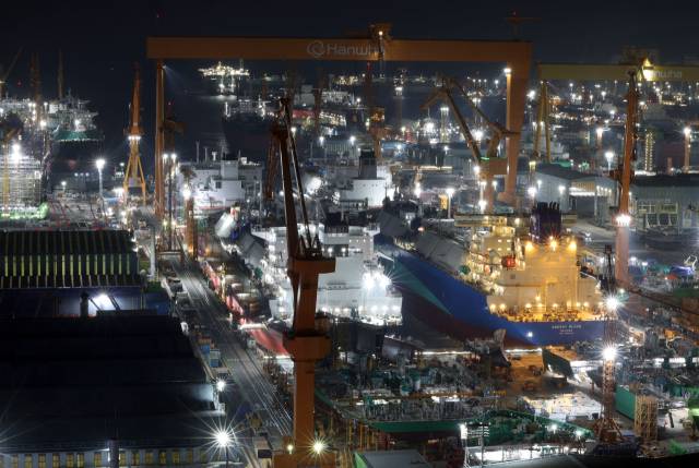 지난해 12월 17일 야간작업이 한창인 한화오션 거제조선소 야드. 연합뉴스