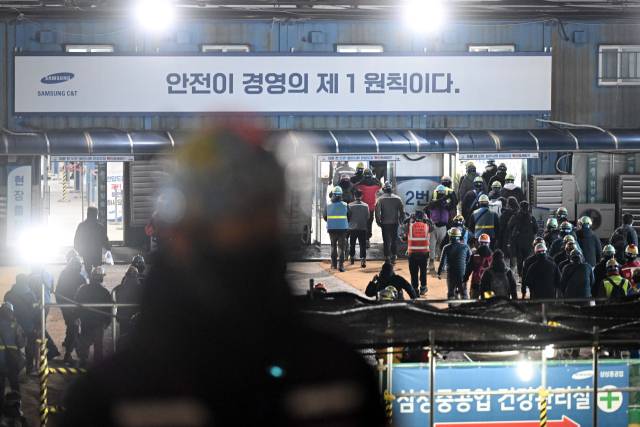 2025년을 사흘 남긴 29일 세계 최대 규모의 반도체 생산 단지 삼성전자 평택캠퍼스에서 근로자들이 4공장(P4) 공사를 위해 새벽부터 출근하고 있다. 평택=조태형 기자
