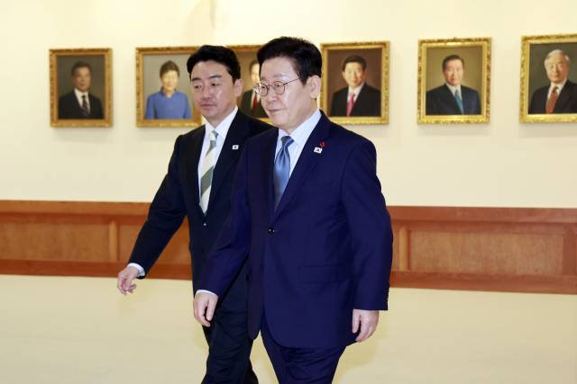 이재명 대통령과 강훈식 비서실장이 15일 청와대에서 열린 수석보좌관회의에 입장하고 있다. 연합뉴스