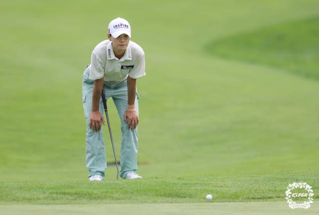 그린 경사를 파악하고 있는 박성현. 사진 제공=KLPGA