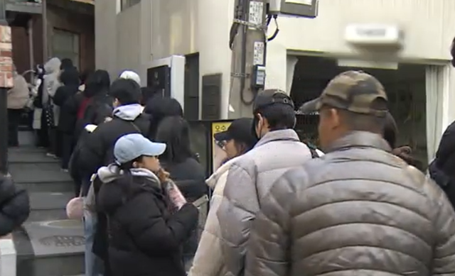 ‘두쫀쿠’를 사기 위해 줄 서 있는 사람들. 연합뉴스