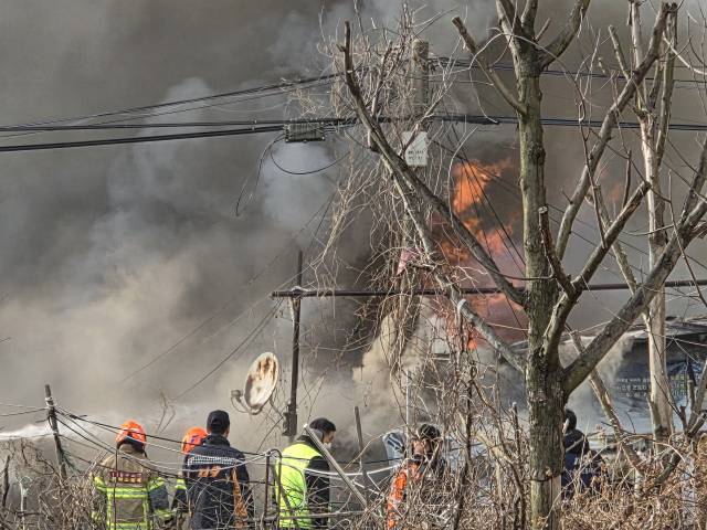 16일 서울 강남구 개포동 구룡마을에서 소방관들이 화재를 진압하고 있다. 황동건 기자