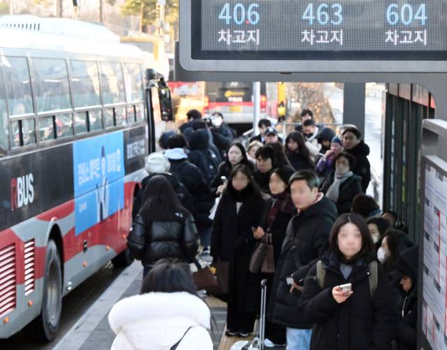 서울시 시내버스 노동조합이 무기한 파업에 돌입한 13일 서울역버스환승센터에서 시민들이 발을 동동거리며 출근길 버스를 기다리고 있다. 오승현 기자