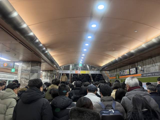 13일 오전 서울 지하철 고속터미널역이 출근길 시민들로 북적이고 있다. 채민석 기자