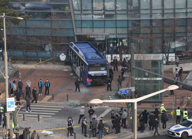 16일 서울 서대문역 사거리에서 버스가 인도로 돌진 뒤 건물에 충돌해 있다. 연합뉴스