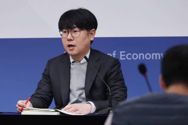 조성중 재정경제부 경제분석과장이 16일 정부세종청사에서 1월 최근 경제동향을 발표하고 있다. 연합뉴스.