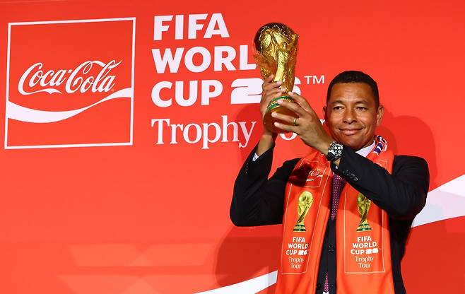 지우베르투 실바 FIFA 글로벌 홍보대사가 16일 서울 CGV용산아이파크몰에서 열린 월드컵 우승 트로피 공개 행사서 우승 트로피를 들고 있다. 용산│뉴시스