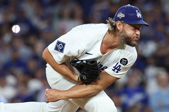 클레이튼 커쇼가 지난해 10월 9일 필라델피아와 내셔널리그 디비전시리즈 3차전에 중간계투로 등판해 힘껏 투구하고 있다. EPA연합뉴스