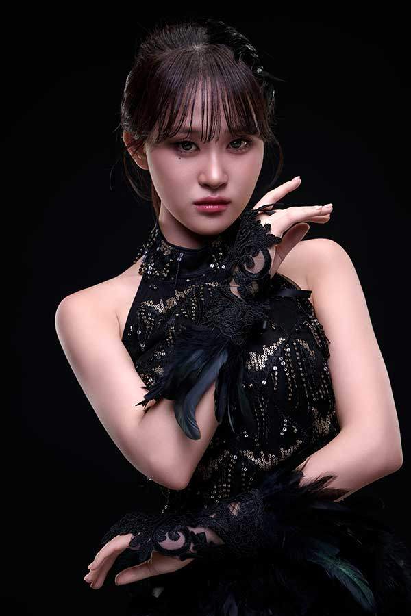 ▲ 자작곡을 담은 세번째 정규앨범 '까만 백조'를 16일 발표하는 김다현. 제공=㈜현컴퍼니