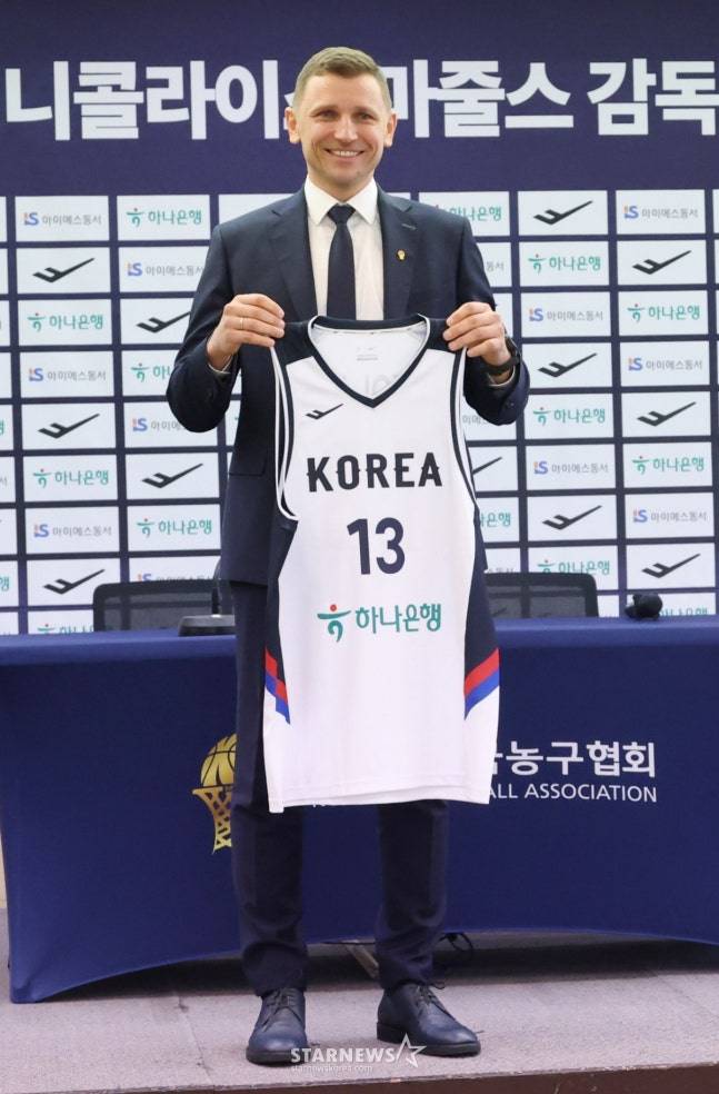 생일이 10월 13일이라 13번을 고른 마줄스 감독. /사진=김진경 대기자