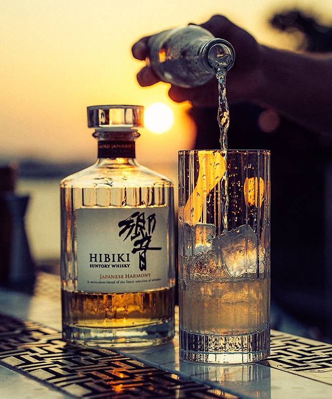 일라나 루프톱 바(Iliana rooftop Bar)에서 바라본 두바이의 해 질 무렵. 히비키 하이볼