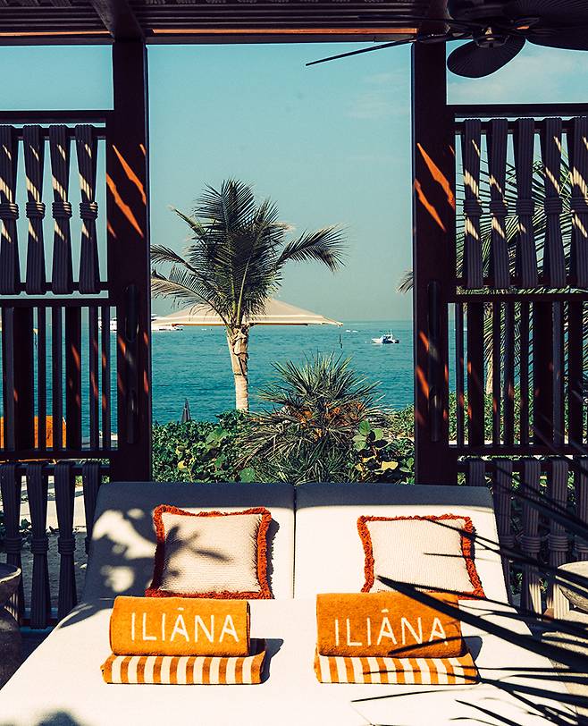 마르사 알 아랍은 총 5곳의 수영장을 갖추고 있다. 호텔 부지 가장 오른편에 위치한 성인 전용 수영장, 일리나에는 버즈 알 아랍을 배경으로 펼쳐진 선베드 공간이 마련되어 있다