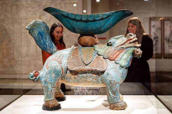 ‘한국의 보물: 모으고,&nbsp;아끼고, 나누다’&nbsp;특별전을 찾은 관람객들이 ‘케이팝 데몬 헌터스’의 ‘더피’를 닮아 화제가 된 ‘법고대’를 감상하고 있다. 동아DB