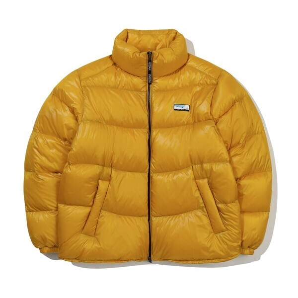 아이코닉한 옐로 컬러에 광택감을 담은 구스 다운 재킷 39만9천원 코닥어패럴