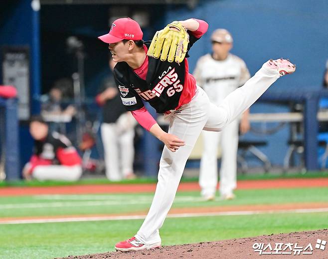 26일 오후 서울 구로구 고척스카이돔에서 열린 '2025 신한 SOL Bank KBO리그' KIA 타이거즈와 키움 히어로즈의 경기, 5회말 KIA 성영탁이 공을 힘차게 던지고 있다. 엑스포츠뉴스 DB