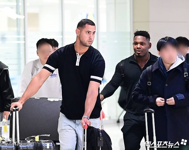 프로야구 한화 이글스의 베네수엘라 출신 외국인 선수 요나단 페라자와 윌켈 에르난데스가 16일 오후 인천국제공항을 통해 입국했다.   에르난데스와 페라자가 입국장을 나서고 있다. 인천공항, 박지영 기자