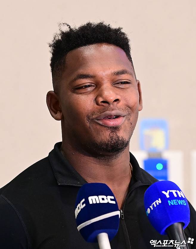 프로야구 한화 이글스의 베네수엘라 출신 외국인 선수 요나단 페라자와 윌켈 에르난데스가 16일 오후 인천국제공항을 통해 입국했다.   페라자가 입국장에서 취재진과 인터뷰를 나누고 있다. 엑스포츠뉴스 DB