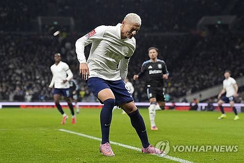 토트넘 홋스퍼는 15일(한국시간) 구단 공식 홈페이지를 통해 히샬리송이 최대 7주간 결장한다고 발표했다. 히샬리송은 지난 11일 영국 런던에 위치한 토트넘 홋스퍼 스타디움에서 열린 애스턴 빌라와의 2025-2026 잉글랜드 FA컵 3라운드 홈 경기에서 최전방 공격수로 선발 출전했다. 이날 히샬리송은 경기 중 허벅지 뒤쪽에 통증을 호소해 전반 31분 만에 교체됐고, 이후 정밀 검사에서 햄스트링 부상인 것으로 확인됐다. 연합뉴스