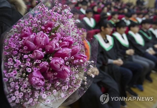 고등학교 졸업식  [연합뉴스 자료사진]
