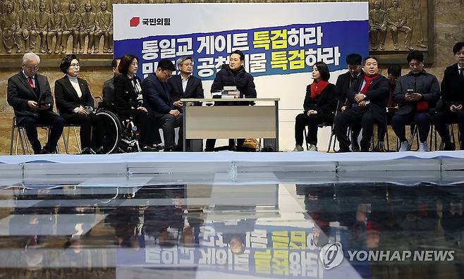 단식 농성 이어가는 장동혁 대표 (서울=연합뉴스) 이동해 기자 = 국민의힘 장동혁 대표가 16일 국회 로텐더홀에서 통일교 및 공천헌금 의혹에 대한 '쌍특검법' 수용을 촉구하며 단식 농성을 이어가고 있다. 2026.1.16 eastsea@yna.co.kr