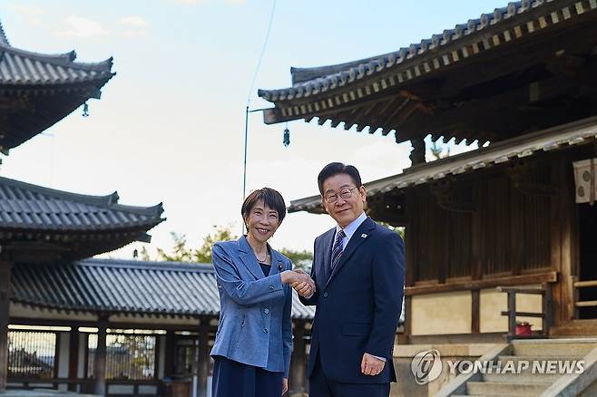 호류지 방문한 한일 정상 (나라=연합뉴스) 김도훈 기자 = 이재명 대통령과 다카이치 사나에 일본 총리가 14일 일본 나라현 대표 문화유적지인 호류지(법륭사)에서 기념촬영을 하고 있다. 2026.1.14 [공동취재 제공. 재판매 및 DB 금지] superdoo82@yna.co.kr
