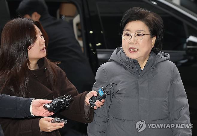 취재진 질문에 답하는 이혜훈 후보자 (서울=연합뉴스) 김성민 기자 = 이혜훈 기획예산처 장관 후보자가 16일 서울 중구 예금보험공사에 마련된 인사청문회 준비 사무실로 출근하며 취재진 질문에 답하고 있다. 2026.1.16 ksm7976@yna.co.kr