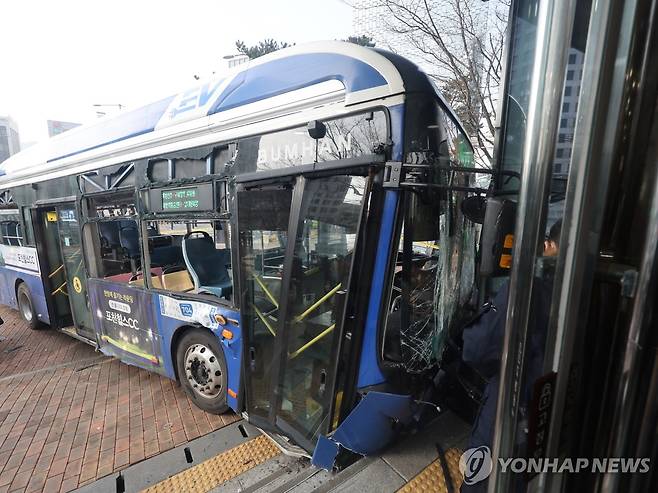 서울 서대문역 사거리서 버스 돌진 (서울=연합뉴스) 서명곤 기자 = 16일 서울 서대문역 사거리에서 버스가 인도로 돌진 뒤 건물에 충돌해 있다. 2026.1.16 seephoto@yna.co.kr
