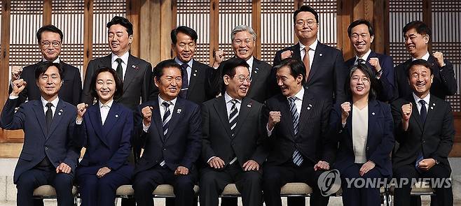 정당 지도부와 기념촬영하는 이재명 대통령 (서울=연합뉴스) 김도훈 기자 = 이재명 대통령이 16일 청와대 상춘재에서 열린 정당 지도부 초청 오찬에서 참석자들과 기념촬영하고 있다.
    앞줄 왼쪽부터 사회민주당 한창민 대표, 진보당 김재연 대표, 더불어민주당 정청래 대표, 이재명 대통령, 조국혁신당 조국 대표, 기본소득당 용혜인 대표, 더불어민주당 한병도 원내대표.
    뒷줄 왼쪽부터 이규연 홍보소통수석, 강훈식 비서실장, 진보당 윤종오 원내대표, 조국혁신당 서왕진 원내대표, 개혁신당 천하람 원내대표, 우상호 정무수석, 김병욱 정무비서관. 2026.1.16 superdoo82@yna.co.kr