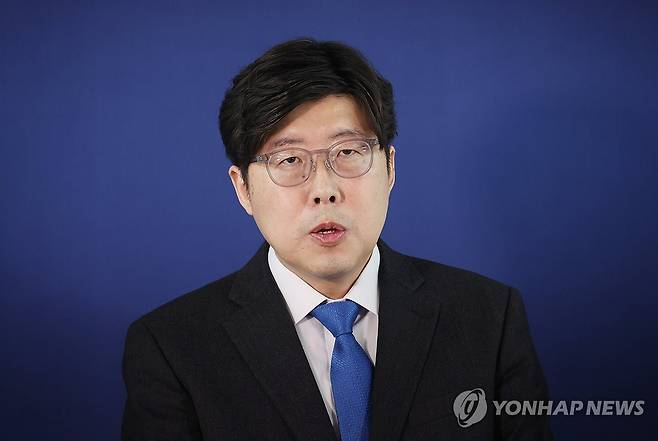 조국혁신당 입당한 이규원 검사 (서울=연합뉴스) 신준희 기자 = 이규원 검사가 11일 여의도 조국혁신당 당사에서 열린 입당 환영식에서 인사말을 하고 있다. 2024.3.11 hama@yna.co.kr