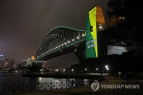 호주, 16세 미만 소셜미디어 계정 차단 16세 미만 SNS 이용 차단 조치 시행 첫날인 지난달 10일 호주 하버브리지 쓰여진 'Let them be kids' 문구
[로이터 연합뉴스 자료사진. 재판매 및 DB 금지]