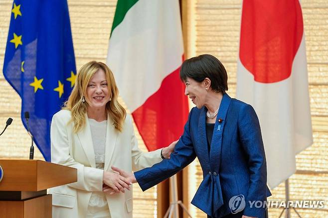 악수하는 일본·이탈리아 정상 (도쿄 AFP=연합뉴스) 다카이치 사나에 일본 총리와 조르자 멜로니 이탈리아 총리가 16일 도쿄 총리 관저에서 악수하고 있다.