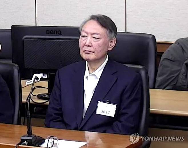 윤석열 '체포 방해' 등 1심 징역 5년 (서울=연합뉴스) 윤석열 전 대통령이 16일 서울 서초구 서울중앙지방법원에서 열린 특수공무집행방해, 범인도피교사, 직권남용 권리행사방해 혐의 등 사건에 대한 1심 선고 공판에 출석해 피고인석에 앉아 있다. 윤 전 대통령은 이날 징역 5년을 선고받았다. 2026.1.16 [서울중앙지법 제공. 재판매 및 DB 금지] 
photo@yna.co.kr