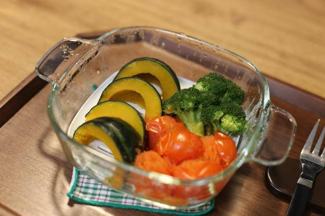 '글라스락 렌지쿡 찜잇'으로 조리한 채소찜. 전자레인지를 이용해 간단하게 찜요리를 할 수 있다. 조리 후 용기 그대로 식탁에 올릴 수 있어 플레이팅도 간단하다. [사진=조현미 기자]