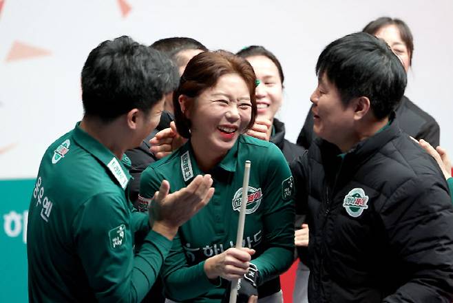 하나카드 김가영이 6세트를 승리로 장식한 뒤 동료들로부터 축하를 받고 있다. 사진=PBA