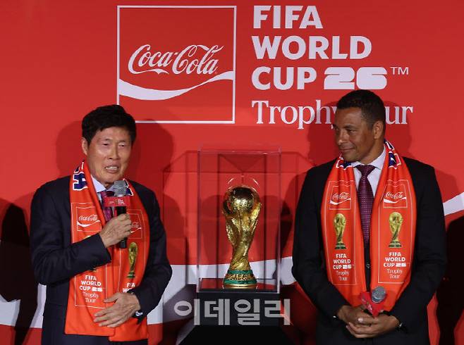 차범근 전 감독(왼쪽)이 16일 오후 서울시 용산구 한강대로 CGV 용산아이파크몰 스크린X관에서 열린 FIFA 월드컵 트로피 투어 미디어 간담회에서 대한민국의 북중미 월드컵 선전을 응원하고 있다. 사진=이영훈 기자