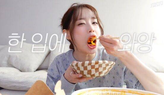 츄처럼 떡볶이를 먹을 때 다양한 채소를 곁들이면 혈당을 천천히 올리는 데 도움받을 수 있다. 사진=유튜브 채널 '지켜츄'