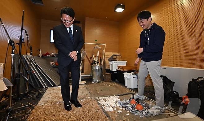 문화컨텐츠 현장 방문에 나선 김민석 국무총리가 15일 경기 성남시 넥슨에서 게임 속 효과음 제작 과정을 체험하고 있다. (공동취재) 2026.1.15/뉴스1 ⓒ News1 박정호 기자