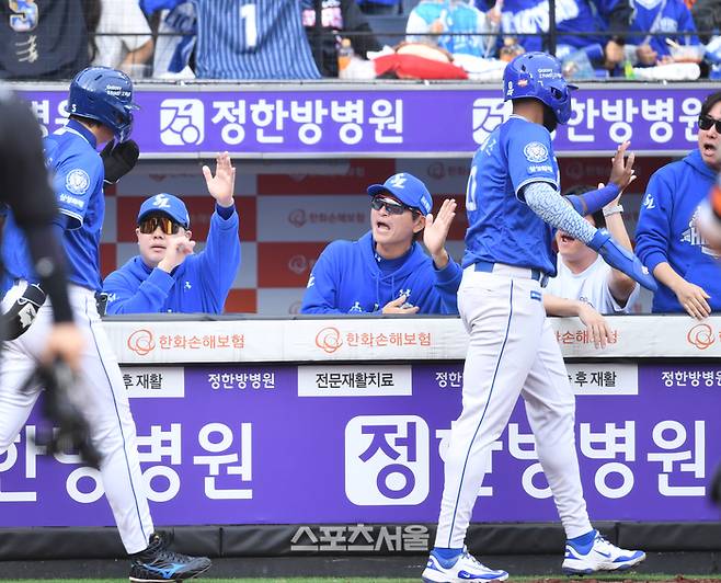 삼성 박진만 감독이 19일 대전 한화생명볼파크에서 열린 2025 KBO 포스트시즌 플레이오프 2차전 한화와 경기 3회초 1사2,3루 김영웅 적시타 때 득점을 올린 디아즈, 구자욱과 하이파이브를 하고 있다. 대전 | 최승섭기자 thunder@sportsseoul.com