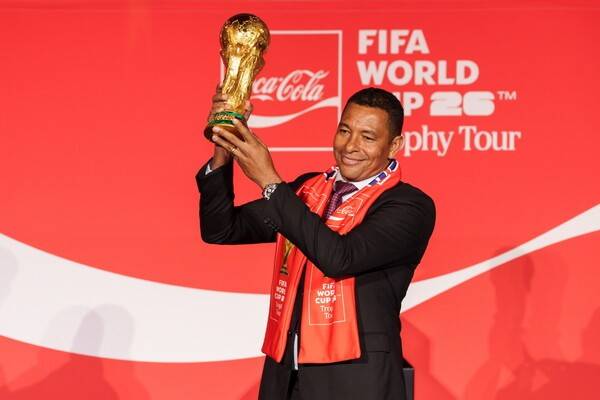 FIFA 월드컵 트로피와 함께 FIFA 레전드이자 전 브라질 축구 국가대표 선수인 지우베르투 시우바(Gilberto Silva)도 방한했다. (FIFA 레전드 지우베르투 시우바). /사진= 코카-콜라