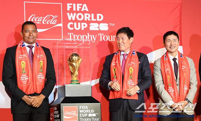 FIFA 월드컵 트로피 투어 미디어 간담회가 16일 서울 용산구 한강로동 CGV용산아이파크몰에서 열렸다. 지우베르투 시우바, 차범근, 이영표가 포토타임을 갖고 있다. 용산=박재만 기자 pjm@sportschosun.com/2026.01.16/