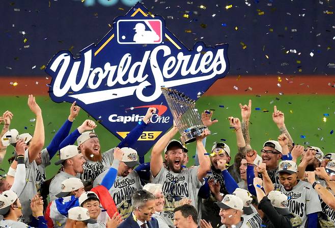 Nov 1, 2025; Toronto, Ontario, CAN; Los Angeles Dodgers pitcher Clayton Kershaw (22) celebrates with the Commissioner's Trophy after defeating the Toronto Blue Jays in game seven of the 2025 MLB World Series at Rogers Centre. Mandatory Credit: Kevin Sousa-Imagn Images     TPX IMAGES OF THE DAY







<저작권자(c) 연합뉴스, 무단 전재-재배포, AI 학습 및 활용 금지>